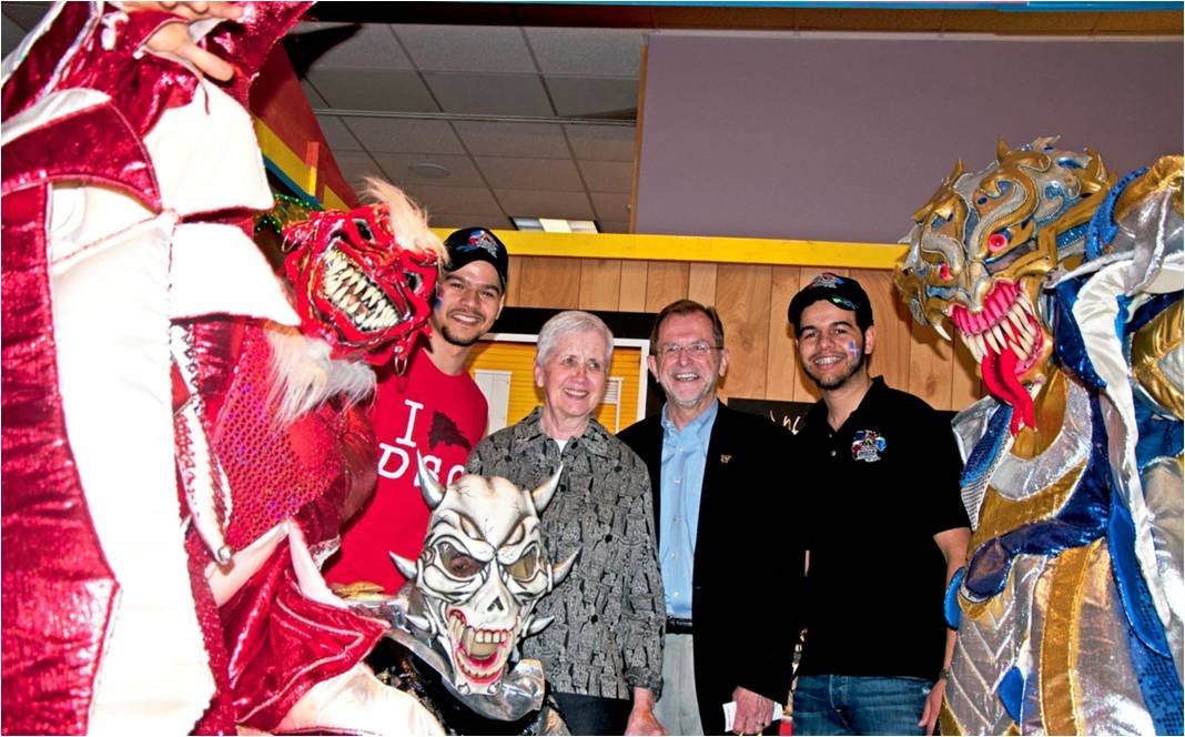 Posando junto a los Disfraces carnavalescos. Miguel Jiménez (Vicepresidente DSO), Mrs. Dunn (esposa), John Dunn (Presidente WMU), Carlos Amarante (Presidente DSO)